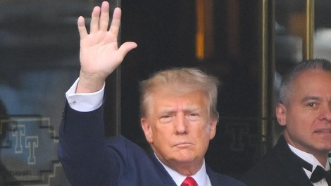 Donald Trump stopil pred sodnika, uradno je aretiran