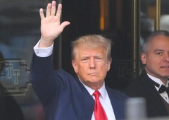 Donald Trump stopil pred sodnika, uradno je aretiran