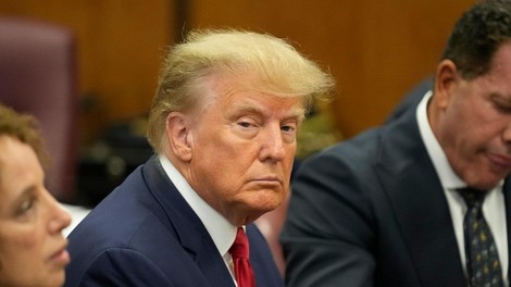 FOTO: Objavljamo zaporniško fotografijo Donalda Trumpa (je prvi ameriški nekdanji predsednik s takšno fotografijo)
