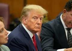 FOTO: Objavljamo zaporniško fotografijo Donalda Trumpa (je prvi ameriški nekdanji predsednik s takšno fotografijo)