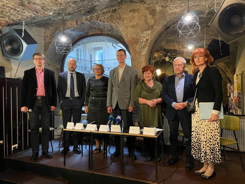 dr. Igor Pribac, doc. dr. Luka Mišič, prof. dr. Brigita Skela Savič, prof. dddr. Andrej Pleterski, Anita Caruso, dr. Dušan Keber in Darinka Pavlič Kamien