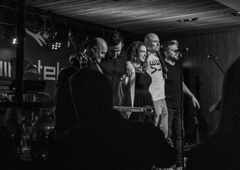 Nepričakovana novica: glavna pevka se poslavlja od priljubljene slovenske glasbene skupine (VIDEO)