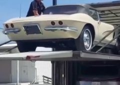 Nezgoda legendarnega avtomobila, ob kateri vsakega avtomobilskega navdušenca zaboli srce (VIDEO)