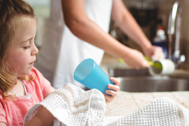 Številni množično opuščajo detergent za posodo: ta naravna alternativa stane manj kot evro na liter, pa še izjemno učinkovita je (poskusite, ne bo vam žal)