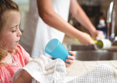 Pri pomivanju posode bi morali biti bolj previdni: če delate to napako, ogrožate svoje zdravje