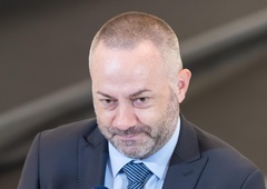 Minister za zdravje udaril po mizi: "Dvig premije dopolnilnega zavarovanja je neupravičen"