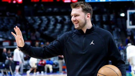 Ameriškim novinarjem ni bilo nič jasno: Luka Dončić stopil pred sedmo silo in spregovoril v ... slovenščini! (poglejte, zakaj)