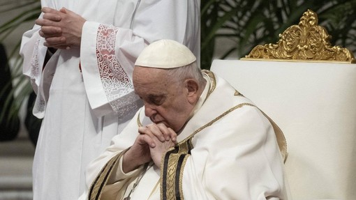 Nove zdravstvene tegobe v Vatikanu: papež na prisilnem počitku