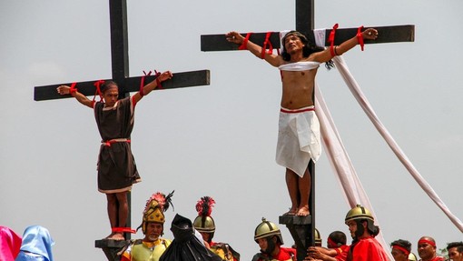 Filipinec se je dal "pribiti na križ", za tem je poseben razlog (VIDEO)