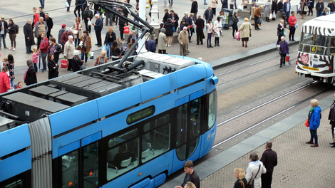 Slovenec v Zagrebu odvzel prednost tramvaju in povzročil prometno nesrečo