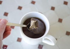 V pomivalno korito z umazano posodo poskusite potopiti čajno vrečko - ta nasvet vam bo zagotovo prišel še kako prav