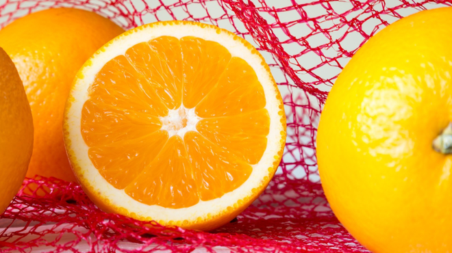 Ni naključje, da so pomaranče pakirane v rdeči mrežici (nikoli ne bi uganili, zakaj) (foto: Profimedia)