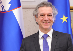 Golob prvak med premierji: na mesec zasluži 2.500 evrov več kot srbska predsednica vlade