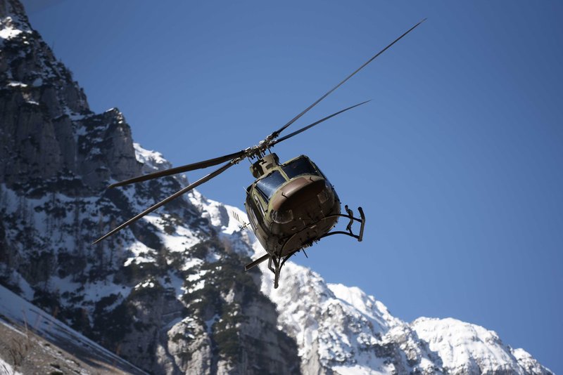 V sodelovanju s posadko helikopterja Slovenske vojske, so ju gorski reševalci GRS Kranjska Gora varno in nepoškodovana rešili na izhodišče, na Vršič.