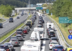 Načrtujete pot v Avstrijo? Pozor, zaradi izrednega dogodka zaprli predor Karavanke! (nastajajo dolge kolone)