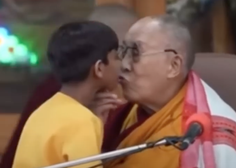 Saj ni res, pa je: Dalajlama prosil otroka, naj mu posesa jezik