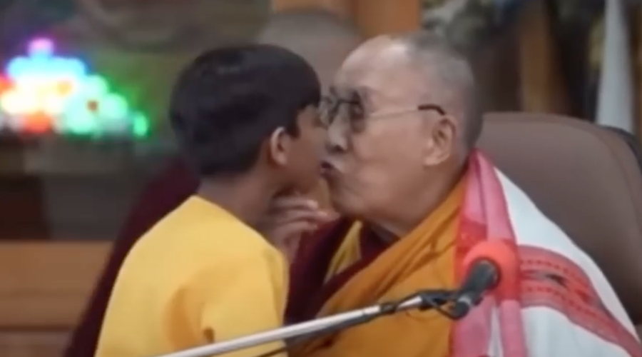 Saj ni res, pa je: Dalajlama prosil otroka, naj mu posesa jezik (foto: YouTube)