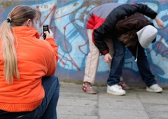 Ni za občutljive: po družbenih omrežjih zaokrožil posnetek medvrstniškega nasilja med celjskimi šolarkami