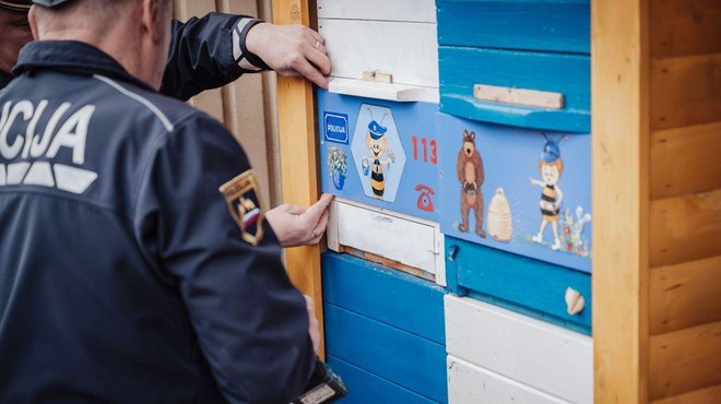 Tudi policisti imajo radi čebelice, v Mariboru za njih skrbijo na prav poseben način (foto: Facebook/Koroška čveka)