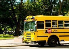 Po viralnem posnetku izbruha je voznica avtobusa dala odpoved, zdaj prejema donacije in množično podporo