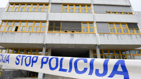 Osnovnošolec v šolo prišel z lažno pištolo: posredovati je morala policija