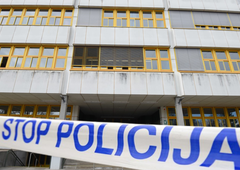 Osnovnošolec v šolo prišel z lažno pištolo: posredovati je morala policija