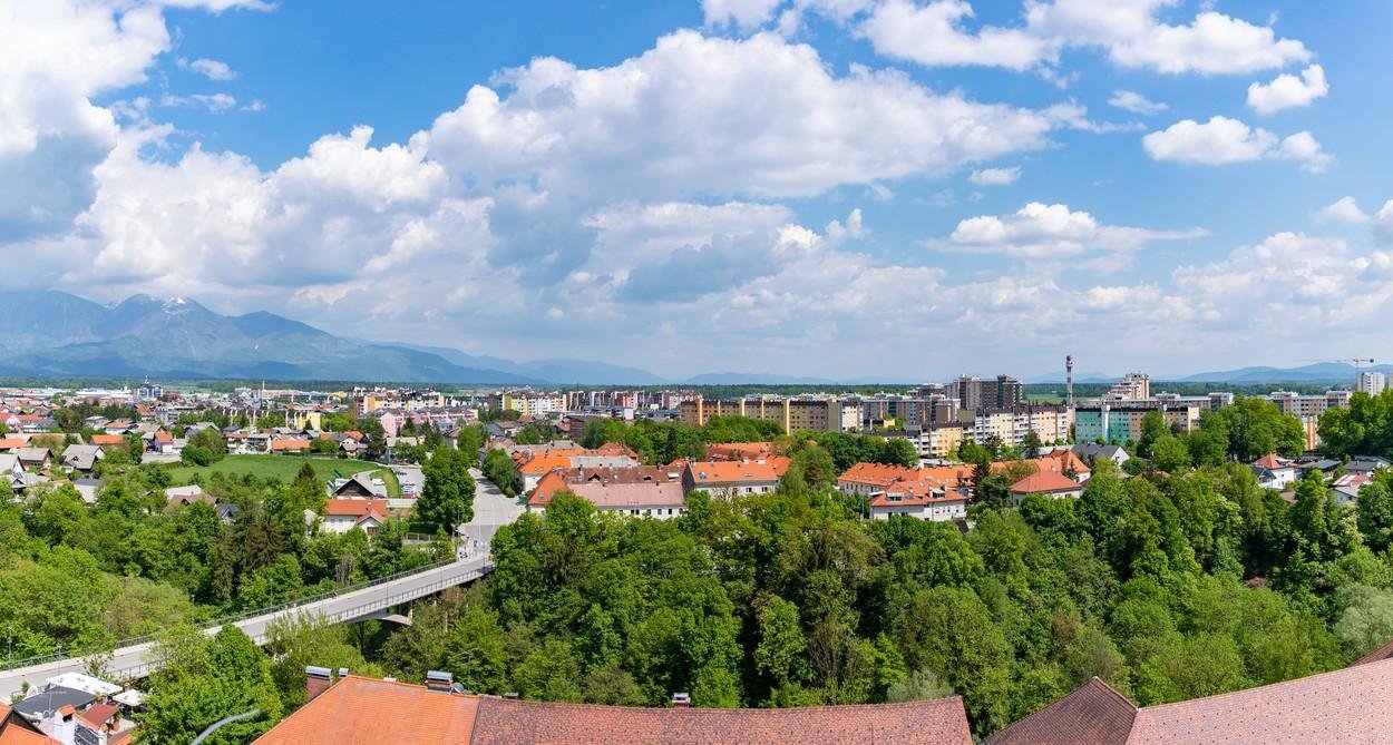 Jutranja drama v Kranju: dvoletnik starša zaklenil na balkon (poglejte ...