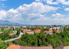 Jutranja drama v Kranju: dvoletnik starša zaklenil na balkon (poglejte, kako sta se rešila)