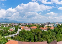 Jutranja drama v Kranju: dvoletnik starša zaklenil na balkon (poglejte, kako sta se rešila)