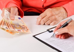 Vlada bo uvedla obvezni zdravstveni prispevek, kaj to pomeni za upokojence?