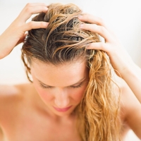 Ali za nego svojih las uporabljate ta izdelek? Pozor, vsebuje vse, kar ne bi smel: po tem ga booste verjetno odstranili iz kopalnice