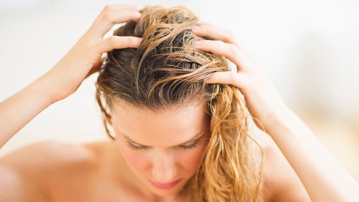 Strokovnjaki pojasnjujejo, da umivanje las enkrat na teden morda ni najboljša ideja (preverite, zakaj)