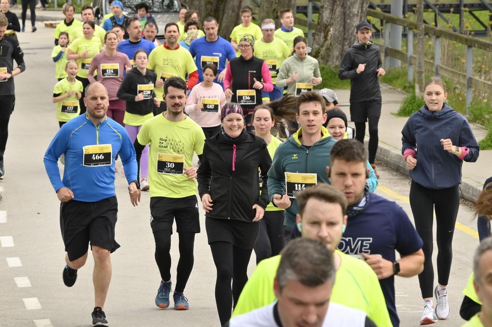 FOTO: Več kot tisoč Slovencev je teklo za otroke na pediatrični kliniki (foto: Žiga Živulović j.r./Bobo)