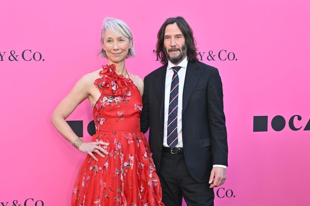 Si Reeves Keanu Reeves na rdeči preprogi poljubil svojo izbranko, zlobni jeziki ...