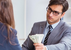 Ne pustite se zavajati: kdaj mora banka kreditojemalcem vrniti denar?