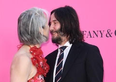 Keanu Reeves na rdeči preprogi poljubil svojo izbranko, zlobni jeziki še niso utihnili (FOTO)