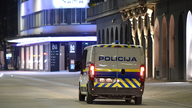 Policija Išče moškega, ki je z nožem ropal v centru Ljubljane (imamo njegov opis) (foto: Žiga Živulovič jr./Bobo)