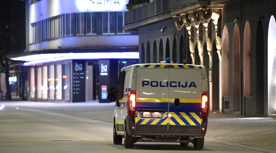 Se še spomnite policijske ure? Znano je, ali bo sodišče presojalo o ustavnosti tega vladnega ukrepa (foto: Žiga Živulovič jr./Bobo)