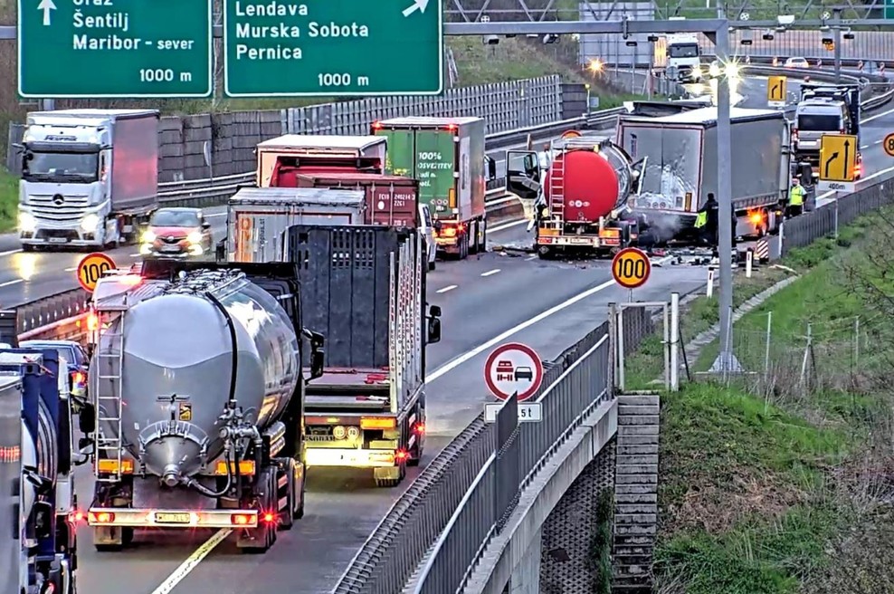 Začetek tedna so obeležili zastoji: zaprta obvoznica v mesto, gneča že na avtocesti (foto: Facebook/Promet.si)