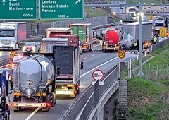 Začetek tedna so obeležili zastoji: zaprta obvoznica v mesto, gneča že na avtocesti
