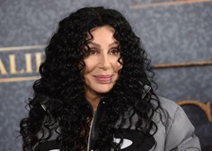 76-letna Cher s stajlingom 20-letnice na slavnostni preprogi: vas je prepričala? (FOTO)