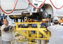 Nimajo barv, zato izdelujejo samo bele avtomobile (za povrhu pa še niso dokončani)