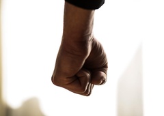 Dva Roma brutalno pretepla dijaka prvega letnika: zbila naj bi mu vsaj en zob, končal je na urgenci