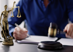 Znano medijsko hišo doletela astronomska kazen zaradi širjenja lažnih novic