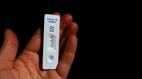 Nenadoma umrl 27-letnik, obtožen, da je med epidemijo ponaredil več kot 1,3 milijona testov za covid-19
