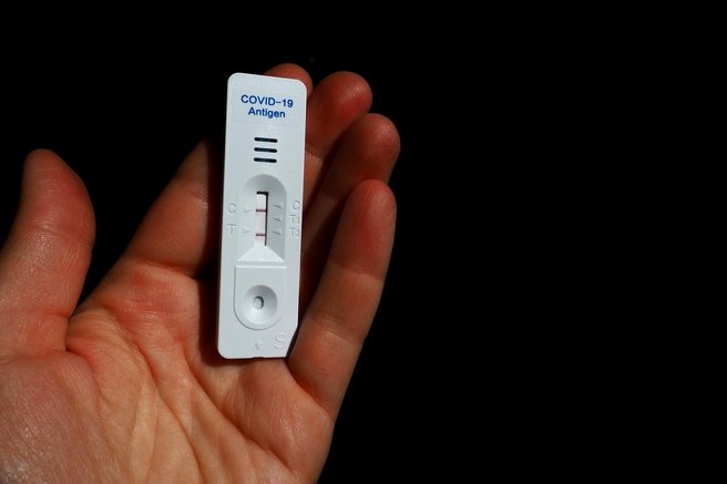 Nenadoma umrl 27-letnik, obtožen, da je med epidemijo ponaredil več kot 1,3 milijona testov za covid-19