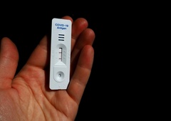 Nenadoma umrl 27-letnik, obtožen, da je med epidemijo ponaredil več kot 1,3 milijona testov za covid-19
