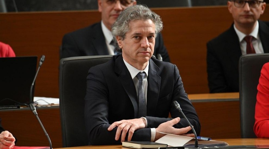 Robert Golob ostro proti predlagateljem interpelacije: premier v odločnem nastopu obračunal s političnimi nasprotniki (foto: Žiga Živulović jr./BOBO)