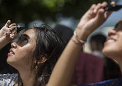 FOTO: Pri nas nismo videli sončnega mrka, so pa na drugem koncu sveta uživali v čudovitih prizorih (to morate videti)