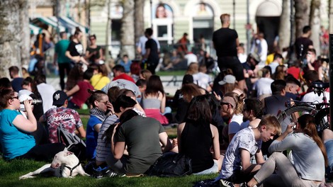 Intenziven vonj sredi Ljubljane: več sto ljudi se je zbralo ob prazniku konoplje (FOTO)